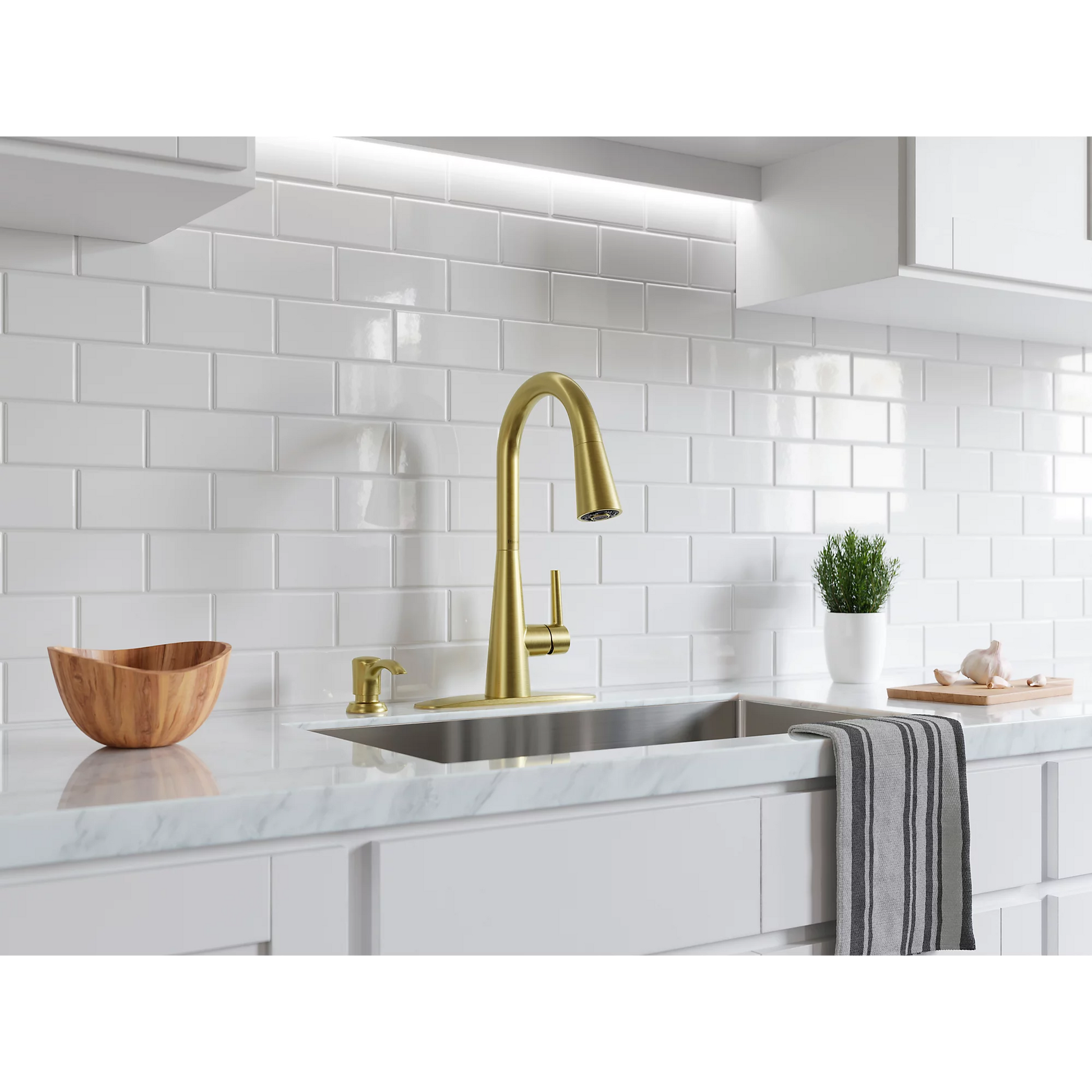Barulli 1-Handle Pull-Down Kitchen Faucet Pfister